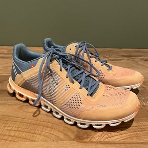 On Cloud running shoes. Great condition, no tears or holes. Sz 8.